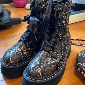 Platform snake combat boots